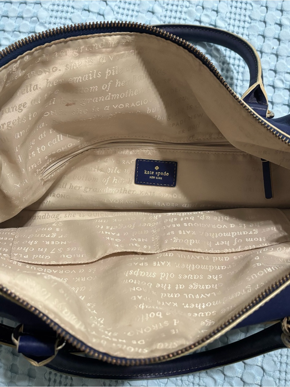 Kate Spade handbag/shoulder bag is a great accessory fun or professional use. - Picture 4 of 16